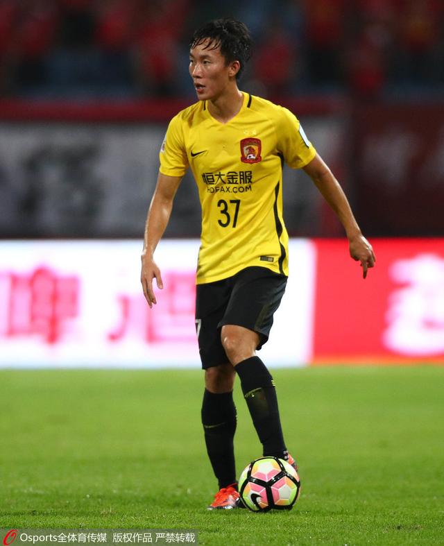 本赛季，坎塞洛的加盟导致了罗贝托失去了右后卫的位置，而费尔明的出色发挥也让他在中场没有了位置。